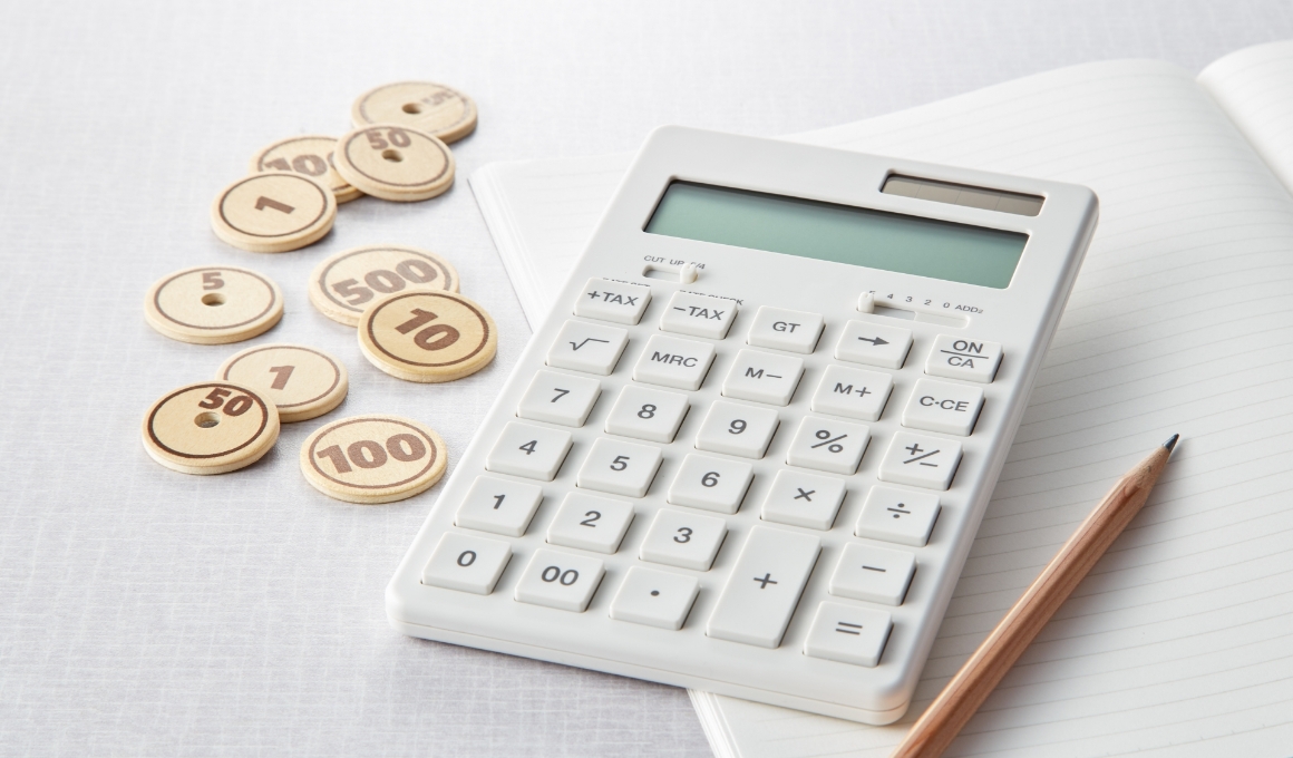 戦略的な行政経営｜電卓とお金のイメージ